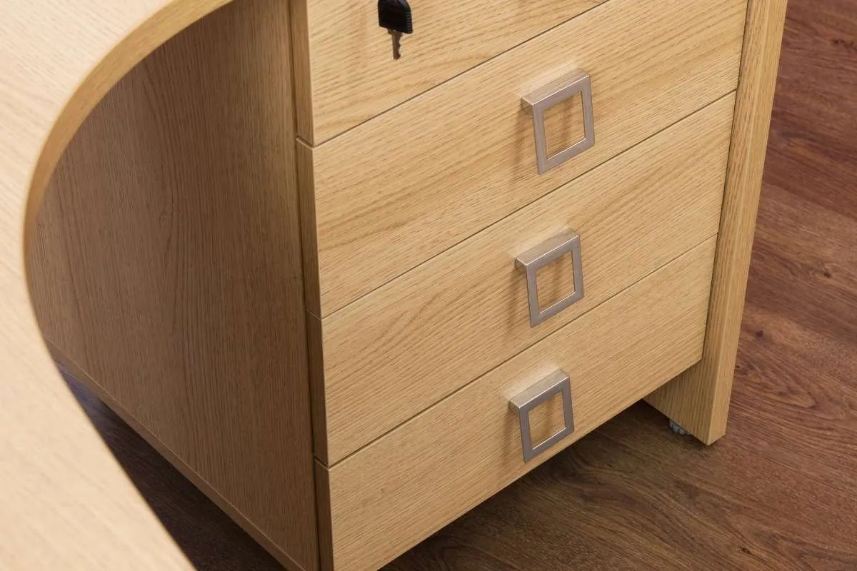 Detalle de cajones de madera con guías de extracción total en Cabrerizos