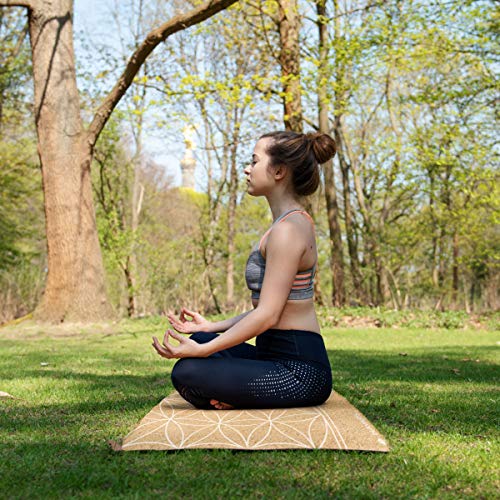 Navaris Esterilla de Yoga de Corcho Antideslizante - Alfombra para Entrenamiento de Gimnasia - Colchoneta de 183x61x0.5CM con diseño de Flor de Vida