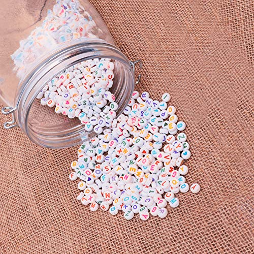 Abalorios de Plastico Alfabeto (A-Z) 1620 Piezas Cuentas Pulseras Redondas con Estuche para Almacenaje e Hilo - 6mm Abalorios Pulseras para Brazaletes, Hacer Joyas Abalorios Blancos Letras de Colores