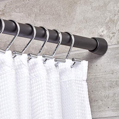 iDesign Barra para cortinas de ducha, soporte para cortinas de baño de tamaño largo y de metal, barra telescópica extensible para instalar sin taladro, negro mate