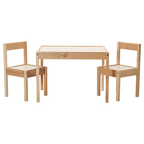 IKEA LATT - Mesa infantil con 2 sillas, color blanco y pino, sus pequeñas dimensiones hacen que sea especialmente adecuada para habitaciones pequeñas o espacios.