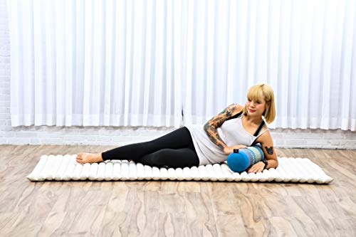 Leewadee Yoga Bolster pequeño – Cojín Alargado para Pilates y meditación, reposacabezas Hecho a Mano de kapok ecológico, 55 x 15 x 15 cm, Azul Claro