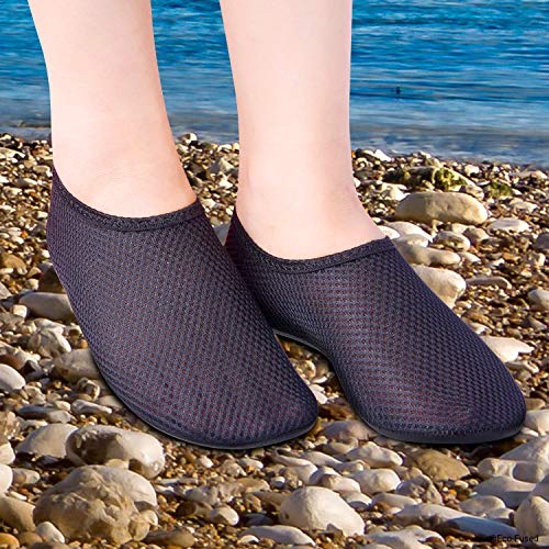 Zapatillas de Agua para Mujeres – Extra Cómodas – Protegen contra la Arena, Agua Fría/Caliente – Calzado de Ajuste Fácil para Nadar (Negro) – (P)US para Mujeres:5.5-6.5/Longitud de la Plantilla: 9.06”