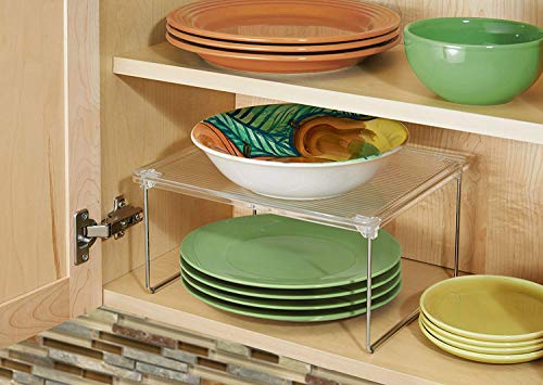 iDesign Estante adicional para la cocina, pequeño organizador de armario de plástico y metal, estante de cocina apilable para vajilla, alimentos o especias, transparente y plateado