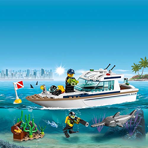 LEGO City Great Vehicles - Yate de Buceo, juguete creativo de construcción de barco con minifiguras de submarinistas y animales marinos (60221)