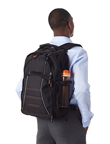 Amazon Basics - Mochila, compatible con la mayoría de los ordenadores portátiles de 43 cm, con tirantes acolchados y compartimentos de almacenamiento para bolígrafos, llaves y teléfono móvil, negra