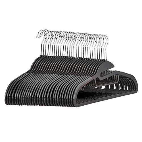 Amazon Basics - Perchas de plástico, resistentes, antideslizantes, con barra horizontal de goma, color gris, 30 unidades