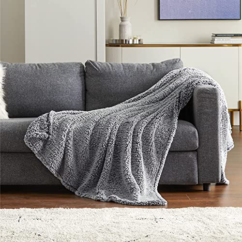 Bedsure Manta Sofa Invierno Grande - Manta Cama 90 Sherpa Extra Suave, Manta Decorativa Cubre Sofas Felpa 150x200 cm, Gris Oscuro