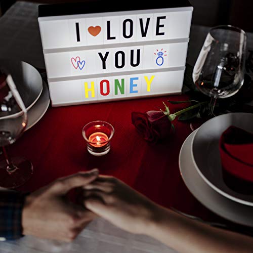 Caja de Luz LED A4 con 400 Letras, Divertidos Emojis y 2 Rotuladores | Ñ y Ç Incluidas | Light Box Ideal para Decoración Vintage en Hogar, Habitación | Regalo Original Navidad y Cumpleaños