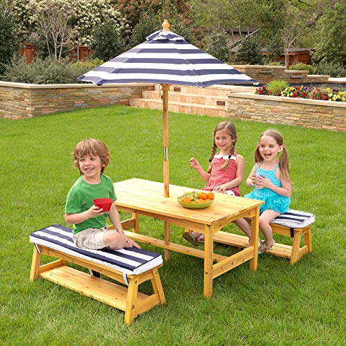 KidKraft 106 Juego de mesa y 2 bancos de madera para niños con sombrilla y cojines, muebles para jardín y exterior al aire libre - Rayas azul marino y blancas