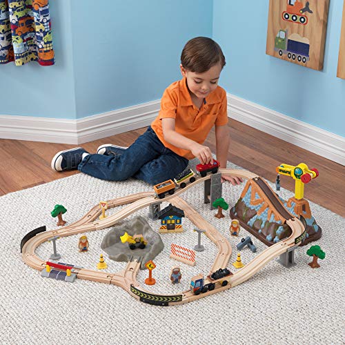 KidKraft Bucket Top Juego de tren con vía de madera para niños, vía clásica con grúa y accesorios incluidos 61 piezas, 17805