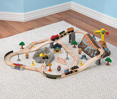 KidKraft Bucket Top Juego de tren con vía de madera para niños, vía clásica con grúa y accesorios incluidos 61 piezas, 17805