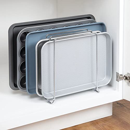 mDesign Soporte para bandejas de horno en metal – Compacto organizador de tapaderas para los armarios – Platero de cocina para guardar utensilios ahorrando espacio – plateado