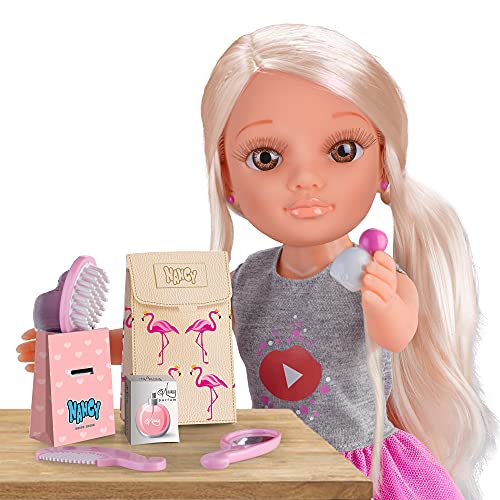 Nancy - Un Día como Youtuber, muñeca con accesorios de belleza, cajas para hacer unboxings, un trípode soporte para el móvil y una App segura para hacer videos para niños, FAMOSA (700014272)