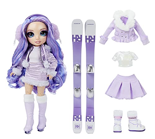 Rainbow High Winter Break Violet Willow-Muñeca de Moda Morada con 2 atuendos, Equipo de Nieve y Pedestal-Incluye esquís, Patines, Accesorios y más-Edad: 6+ años, Color (574804C3)