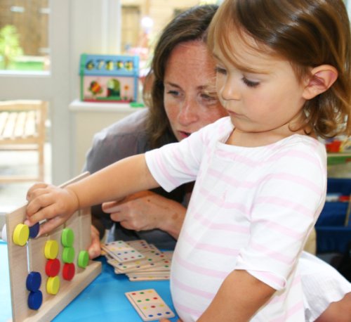 TOWO Juego de Clasificación de Colores de Madera - Juguete de Clasificación de Madera con Tarjetas de Patrón y Discos de Colores - Juego de Rompecabezas de Madera para niños - Juguetes Montessori