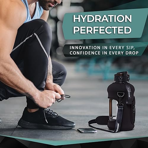 Botella de agua negra de 2,2 L, botella de agua grande para gimnasio, botella de agua aislada con pajita y funda de almacenamiento, botella de bebidas ecológicas con correa para el hombro, botella de