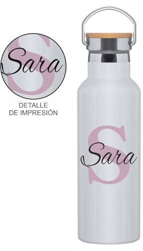 C&P Botella personalizada con nombre + inicial, Botella original tapón a rosca en acero inox, con detalle de bambú y asa integrada térmica de doble Capa bebidas frías 24h y Calientes 12h, 500 ml…