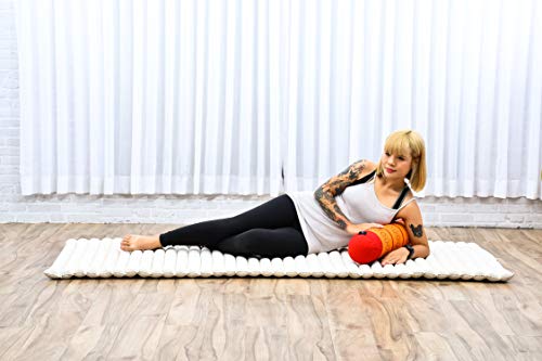 LEEWADEE Yoga Bolster pequeño – Cojín Alargado para Pilates y meditación, reposacabezas Hecho a Mano de kapok, 50 x 15 x 15 cm, Naranjo Rojo