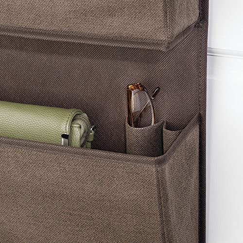 mDesign Colgador de ropa sin taladro – Organizadores de armarios con 3 bolsillos de polipropileno transpirable – Percheros para puerta multiusos para el cuarto de los niños o el dormitorio – marrón