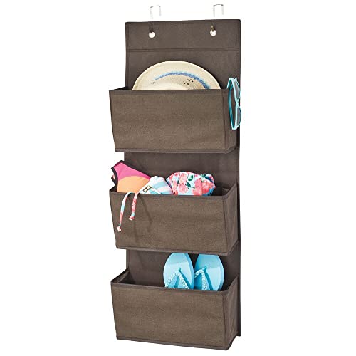 mDesign Colgador de ropa sin taladro – Organizadores de armarios con 3 bolsillos de polipropileno transpirable – Percheros para puerta multiusos para el cuarto de los niños o el dormitorio – marrón