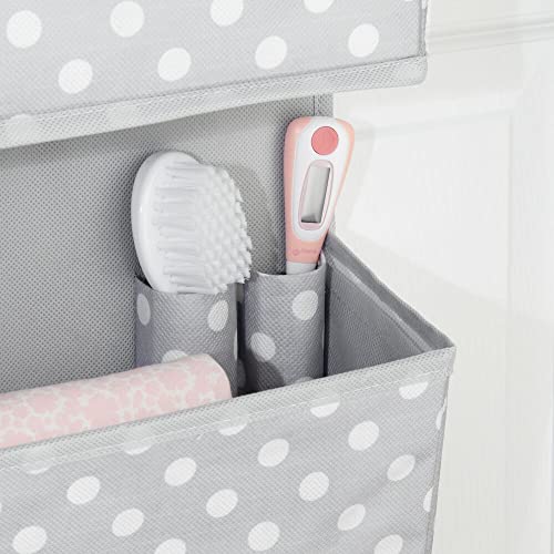 mDesign Juego de 2 prácticos organizadores de tela – Estantería colgante con 3 cestas grandes – Organizador para puertas en fibra sintética para cuarto infantil – gris claro con lunares blancos