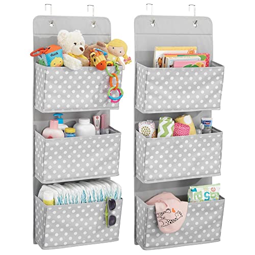 mDesign Juego de 2 prácticos organizadores de tela – Estantería colgante con 3 cestas grandes – Organizador para puertas en fibra sintética para cuarto infantil – gris claro con lunares blancos