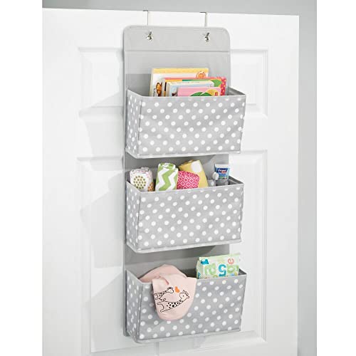 mDesign Juego de 2 prácticos organizadores de tela – Estantería colgante con 3 cestas grandes – Organizador para puertas en fibra sintética para cuarto infantil – gris claro con lunares blancos