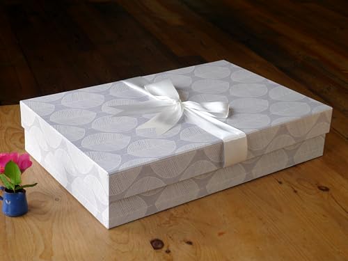 Wedding Dress Box Company Caja DE Almacenamiento para Vestido DE Boda 'DISEÑO Scandi Leaf (Classic 75 x 50 x 15 cm) Material con un pH Neutro Incluye Papel de Seda Libre de ácido. En Stock