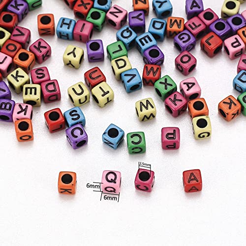 Aprox. 1000 Piezas Abalorios Letras Cuadrado de Colores, Mini Cuentas de Letras Resina Alfabeto de A a Z para Pulseras DIY Manualidades Cuentas