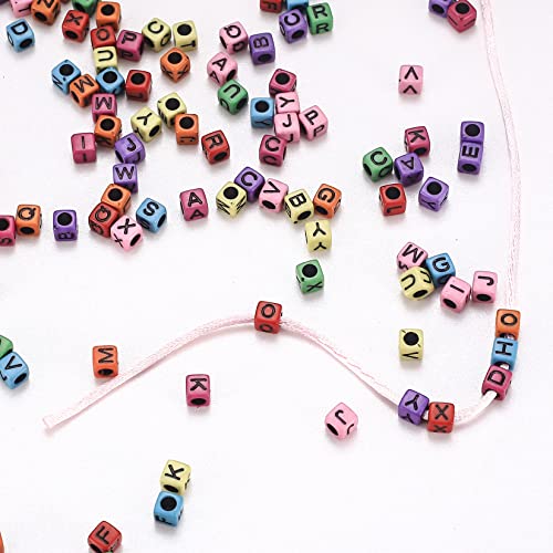 Aprox. 1000 Piezas Abalorios Letras Cuadrado de Colores, Mini Cuentas de Letras Resina Alfabeto de A a Z para Pulseras DIY Manualidades Cuentas