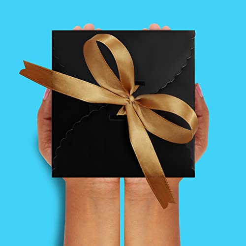 Belle Vous Cajas de Cartón Negras con Cinta Dorada (Pack de 50) Cajas Cuadradas y Bordes con Ondas - 12 x 12 x 6 cm - Caja Pequeña Cuadrada para Bodas y Regalos de Fiesta, Golosinas