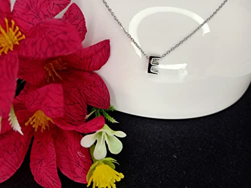 Collar para mujer con letra inicial con Hermosa caja de regalo. Acero inoxidable Colgantes con letras bisutería barata sobre con mensaje original Amigos Novios (E - Plateado)