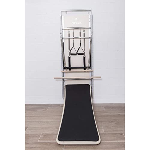 Elina Pilates Wall Board ONNE ® (by Eva Espuelas), Plaraforma Inclinada, Barra de Ballet, Cinturón de Suspensión, 5 Máquinas de Pilates en 1, Ahorra Espacio en Estudio de Pilates (Basic)