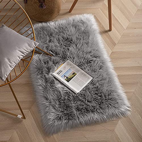 HEQUN Alfombra de Piel de Oveja sintética, Artificial Alfombra,Funda de Silla de Forro Polar Suave y mullida para recámara, sofá, Suelo (90×60 CM, Gris)