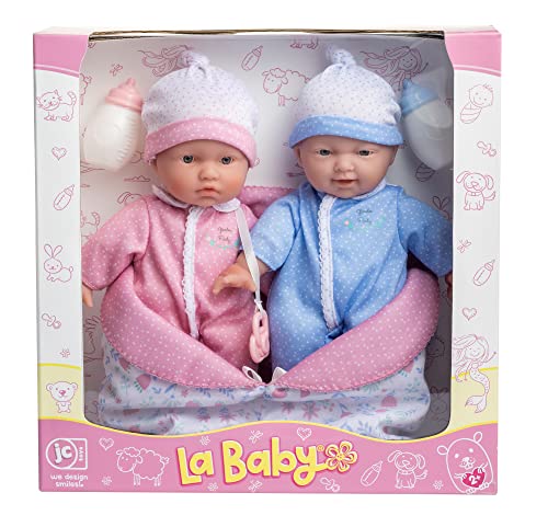 JC TOYS- Gemelos La Baby de 28 cm de Cuerpo Blando y Lavable, Vestidos extraíbles, biberones, Chupete y Saco de Dormir Reversible, Rosa y Azul, diseñada en España, 12 Meses