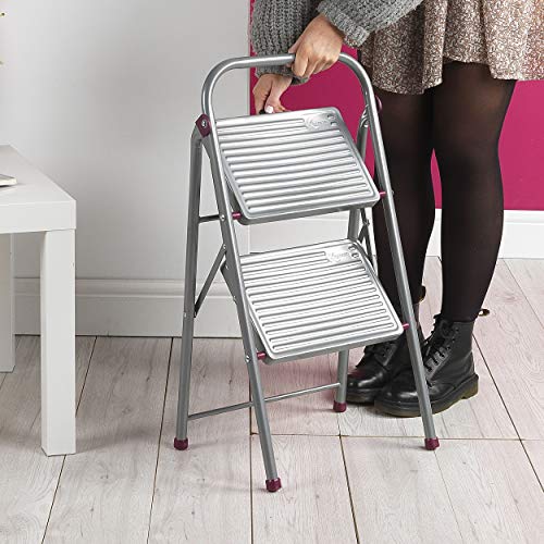 Kleeneze KL068491EU Escalera Plegable con 2 Peldaños, Fácil De Plegar, Gancho De Seguridad, Antiadherrente, Color Rosa/Gris, 80 cm