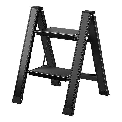 KULACO Escalera Plegable de 2 Peldaños Taburete Aluminio, Escalera de Tijera con Pedal Ancho Antideslizante, Escalerilla Multiusos de hasta 150 kg, Escalera de Mano Pequeñ Negro