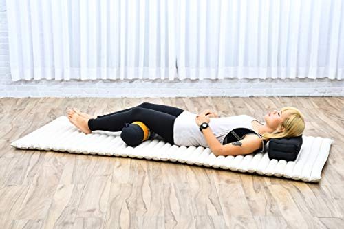 LEEWADEE Yoga Bolster pequeño – Cojín Alargado para Pilates y meditación, reposacabezas Hecho a Mano de kapok, 50 x 15 x 15 cm, Negro Naranjo