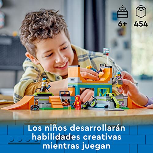 LEGO 60364 City Set de Parque de Skate Callejero, Juguete para Niños y Niñas de 6 Años en Adelante, con Bici, Skateboard, Scooter, Patines en Línea y 4 Minifiguras para Realizar Acrobacias, Set 2023