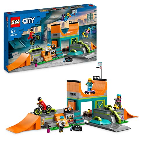 LEGO 60364 City Set de Parque de Skate Callejero, Juguete para Niños y Niñas de 6 Años en Adelante, con Bici, Skateboard, Scooter, Patines en Línea y 4 Minifiguras para Realizar Acrobacias, Set 2023