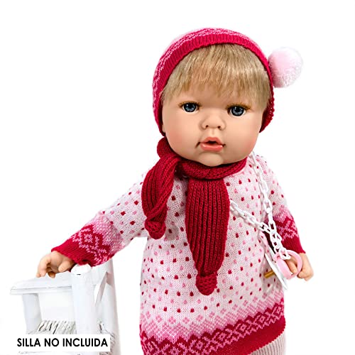 Muñeca Tita Tricot para que los niños aprendan a poner y quitarle la ropa, muy blandita y con un suave perfume a vainilla. Conjunto de punto con zapatos de charol. Muñeca preciosa