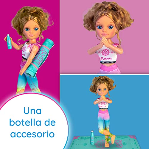 Nancy - Un día de Yoga, Set de ropita para muñecas Fashion con complementos y Ropa, Top, Mallas, y Accesorios de Deporte Esterilla y Botella, para niños y niñas Desde 3 años, Famosa (NAC28000)