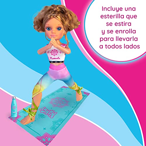 Nancy - Un día de Yoga, Set de ropita para muñecas Fashion con complementos y Ropa, Top, Mallas, y Accesorios de Deporte Esterilla y Botella, para niños y niñas Desde 3 años, Famosa (NAC28000)