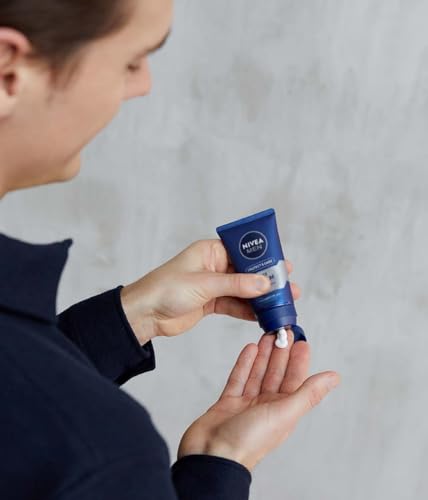 NIVEA MEN Pack Cuidado Completo Neceser, Set de regalo para hombre con crema facial (1 x 75 ml) crema hidratante todo el cuerpo (1 x 150 ml), bálsamo after shave (1 x 100 ml), desodorante (1 x 100 ml)