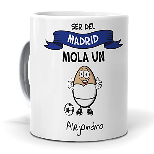 Taza personalizada con texto. Regalo original. Ser del Madrid mola un huevo con nombres. Haz un regalo único