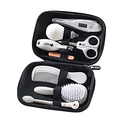 Tommee Tippee Set de Cuidado y Aseo para Bebé, 9 Artículos Esenciales para el Cuidado del Recién Nacido, Funda de Viaje Impermeable y Fácil de Limpiar, Diseño puede variar